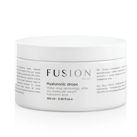 Vit burk med svart text, stående på ljus bakgrund – en större förpackning med hyaluronsyreserum som återfuktar huden.