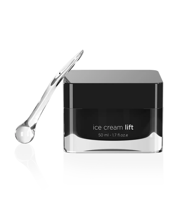 Svart burk med vit text, stående på ljus bakgrund – en ansiktskräm som förbättrar hudens fasthet.