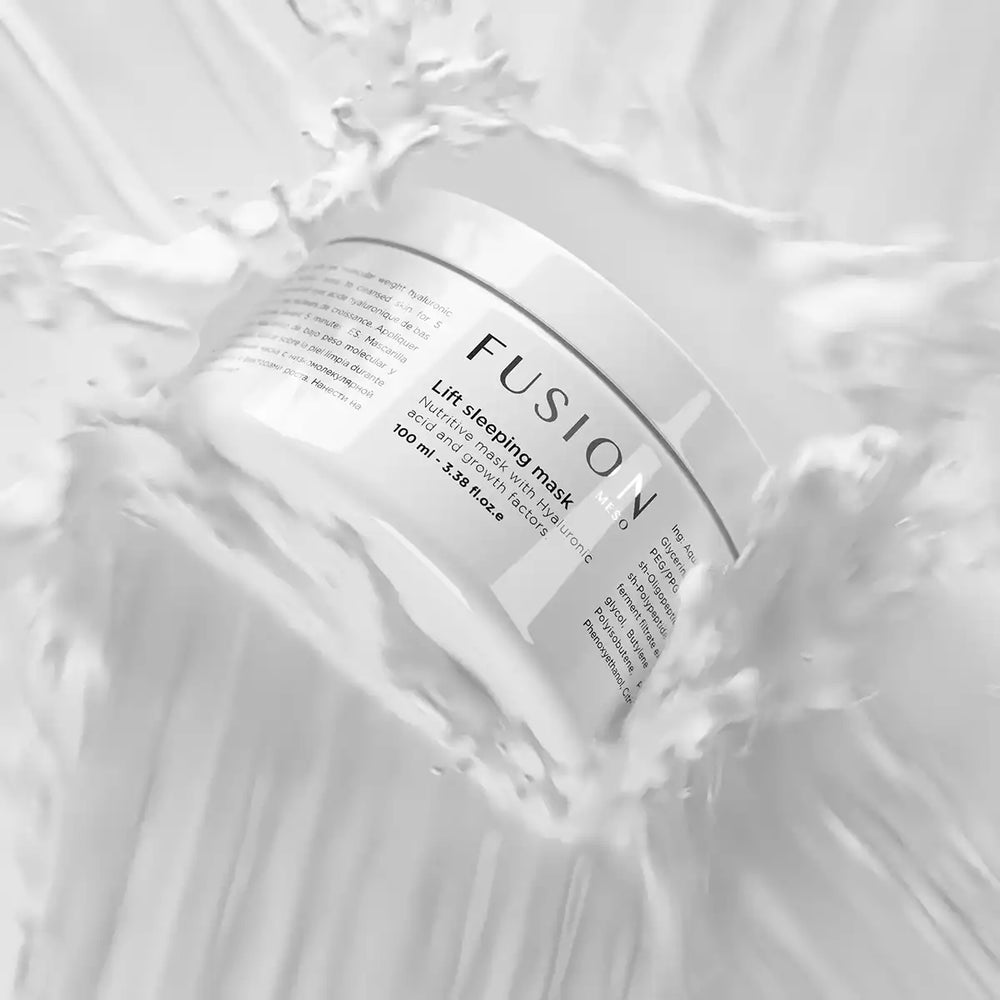 Vit burk med svart text, stående på ljus bakgrund – en sovmask som plumpar huden och ger intensiv fukt.