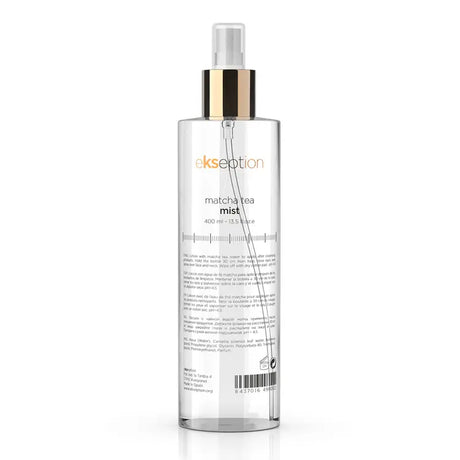 Genomskinlig sprayflaska med svart text, stående på ljus bakgrund – en ultrauppfriskande mist som återfuktar huden.