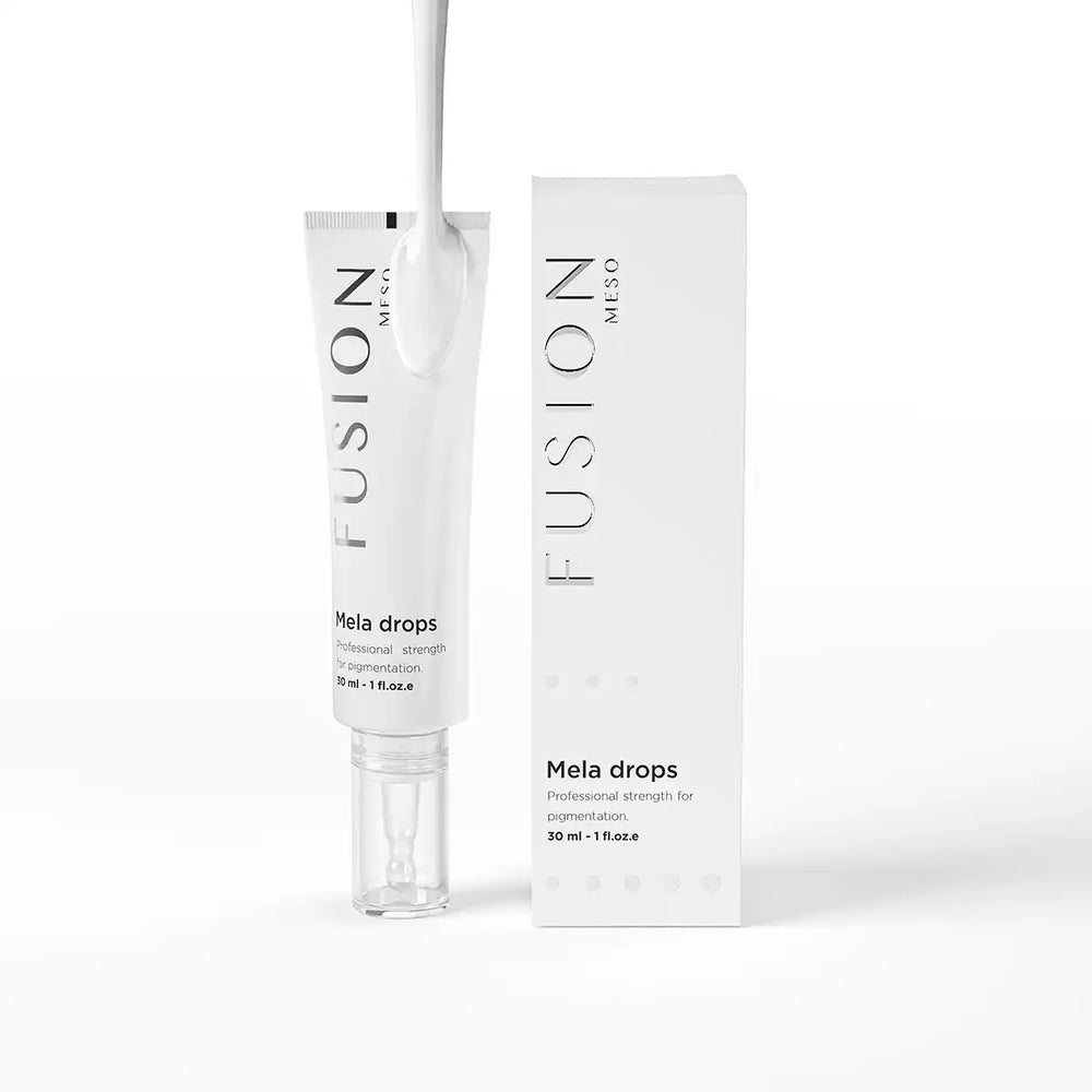 Vit flaska med svart text, stående på ljus bakgrund – ett serum för daglig användning som reducerar pigmentfläckar.