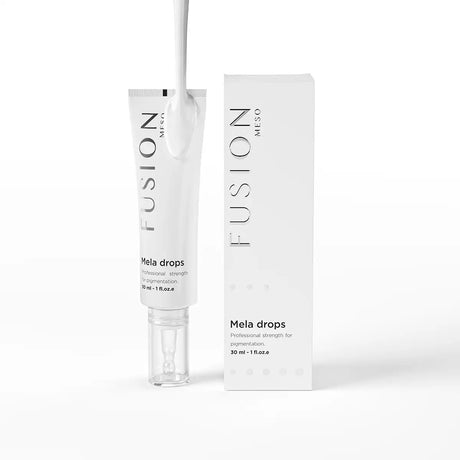 Vit flaska med svart text, stående på ljus bakgrund – ett serum för daglig användning som reducerar pigmentfläckar.