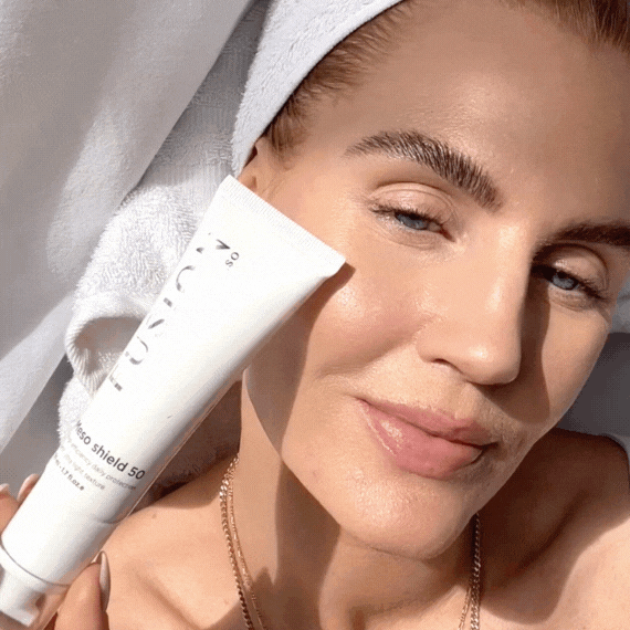 Vit tub med svart text, visad i animerad rörelse mot ljus bakgrund – en solkräm med maximalt skydd och återfuktande effekt.