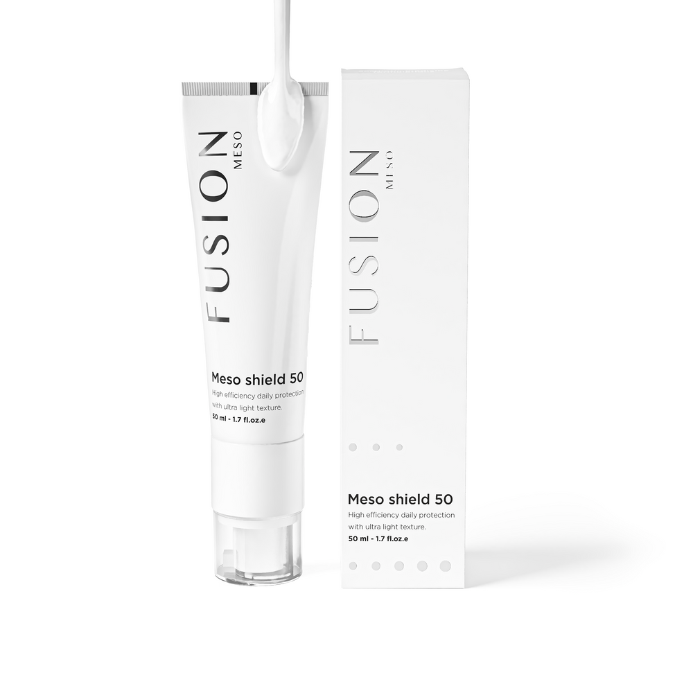 Vit tub med svart text, stående på ljus bakgrund – solskydd som skyddar huden och är enkel att applicera.