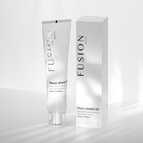 Vit tub med svart text, stående på ljus bakgrund – solskydd med SPF50 för daglig användning.