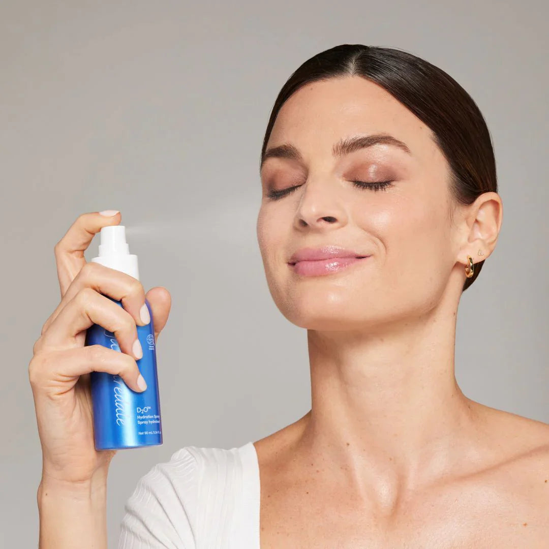 Sprayflaskan används av en kvinna på bilden.