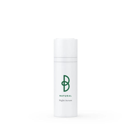 Vit flaska med svart text, stående på ljus bakgrund – ett nattserum som motverkar åldringsprocessen och minskar synliga rynkor.