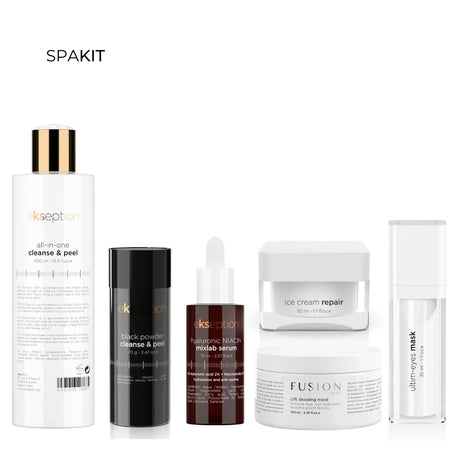 Fem hudvårdsprodukter i vit och brun design, arrangerade som ett exklusivt hemmaspakit på ljus bakgrund