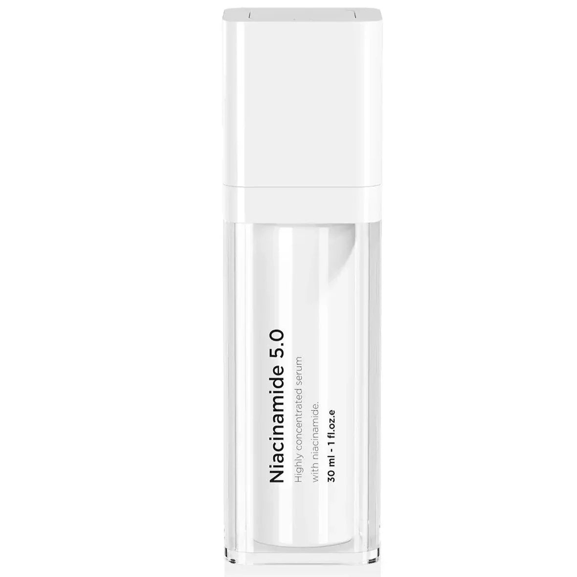 Vit flaska med svart text, stående på ljus bakgrund – ett serum som minskar pigmentering och rodnad.