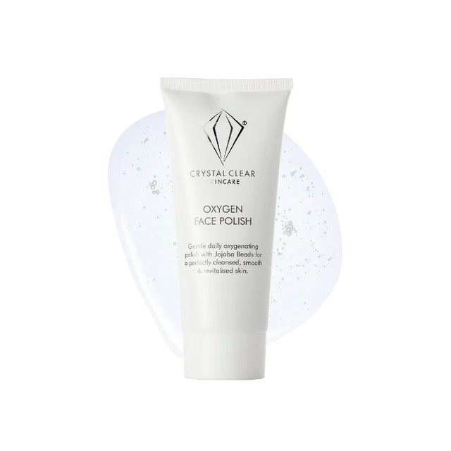 Vit tub med svart text, stående på ljus bakgrund – en peeling som tar bort döda hudceller och ger en jämnare hudton.