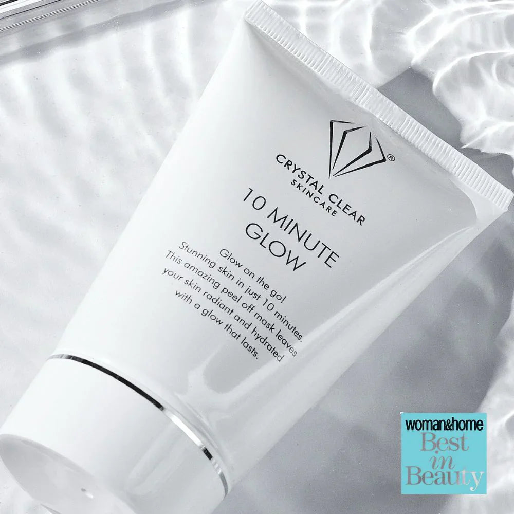 Vit tub med svart text, stående på ljus bakgrund – en ansiktsmask som ger huden lyster och jämnare struktur på kort tid.