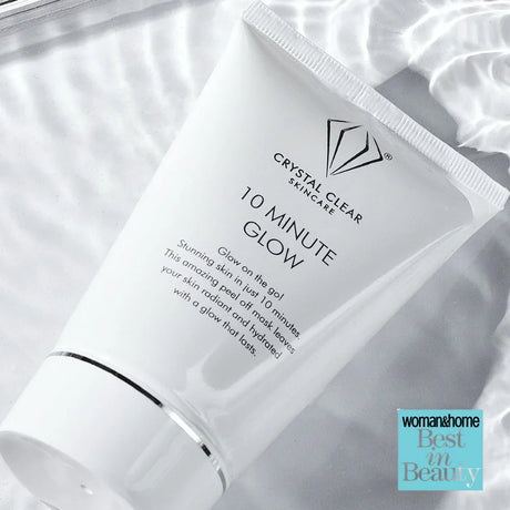 Vit tub med svart text, stående på ljus bakgrund – en ansiktsmask som ger huden lyster och jämnare struktur på kort tid.