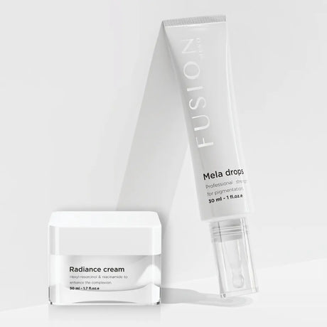 Två vita hudvårdsproduktar med svart text, stående på ljus bakgrund – en duo som ger en jämn hudton, minskar tecken på åldrande och ger en matt finish för normal till fet hud.