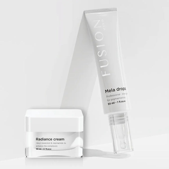 Två vita hudvårdsproduktar med svart text, stående på ljus bakgrund – en duo som ger en jämn hudton, minskar tecken på åldrande och ger en matt finish för normal till fet hud.