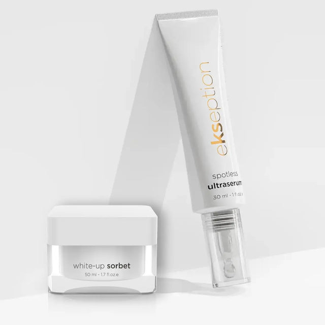 Två hudvårdsprodukter i vita förpackningar med svart text, placerade snett mot varandra på ljus bakgrund – pigmentduo för torr till normal hud