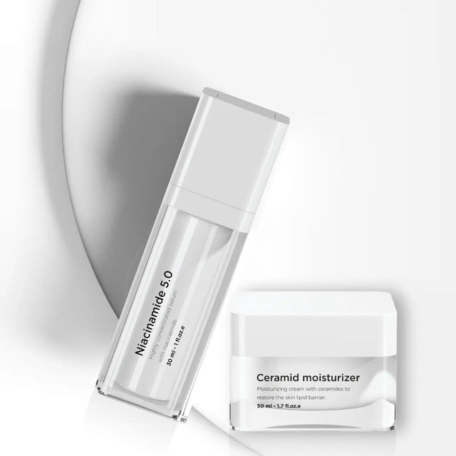 Två vita hudvårdsproduktar med svart text, stående på ljus bakgrund – en duo som lugnar huden, minskar rodnad och ger fukt för torr till normal hud.