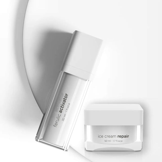 Två hudvårdsprodukter i vita förpackningar med svart text, stående sida vid sida på ljus bakgrund – duo för rosacea och couperose, anpassad för normal till fet hud