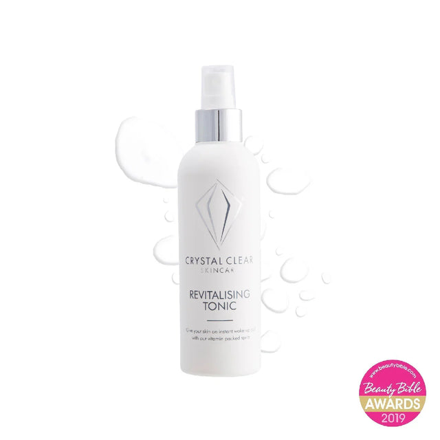 Vit flaska med svart text, stående på ljus bakgrund – ett vitaminrikt ansiktstonic som ger omedelbar fukt och fräschar upp huden.