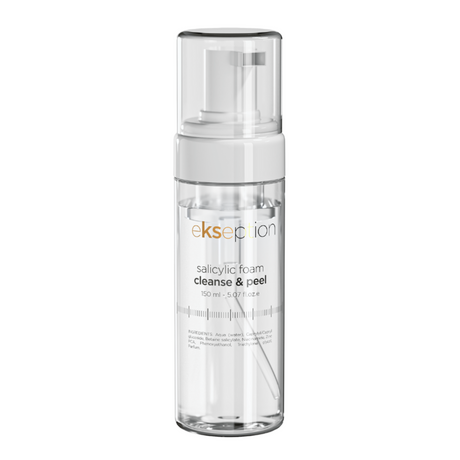 Vit flaska med svart text, stående på ljus bakgrund – en rengöringsskum som tar bort döda hudceller och orenheter.