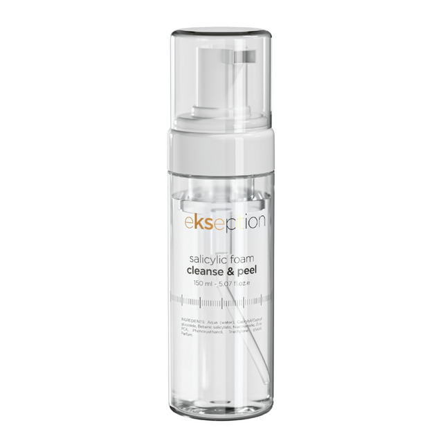 Vit flaska med svart text, stående på ljus bakgrund – en rengöringsskum som tar bort döda hudceller och orenheter.