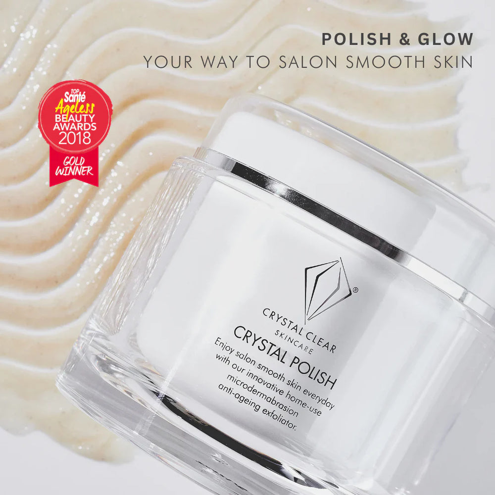 Vit burk med svart text, stående på ljus bakgrund – en polish som rengör tilltäppta porer och ger fukt och lyster till huden.