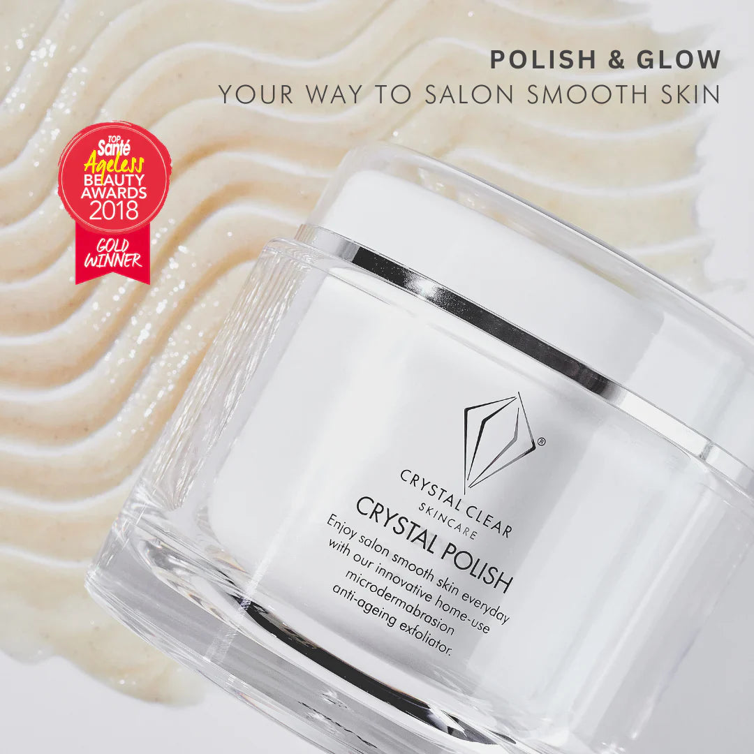 Vit burk med svart text, stående på ljus bakgrund – en polish som rengör tilltäppta porer och ger fukt och lyster till huden.