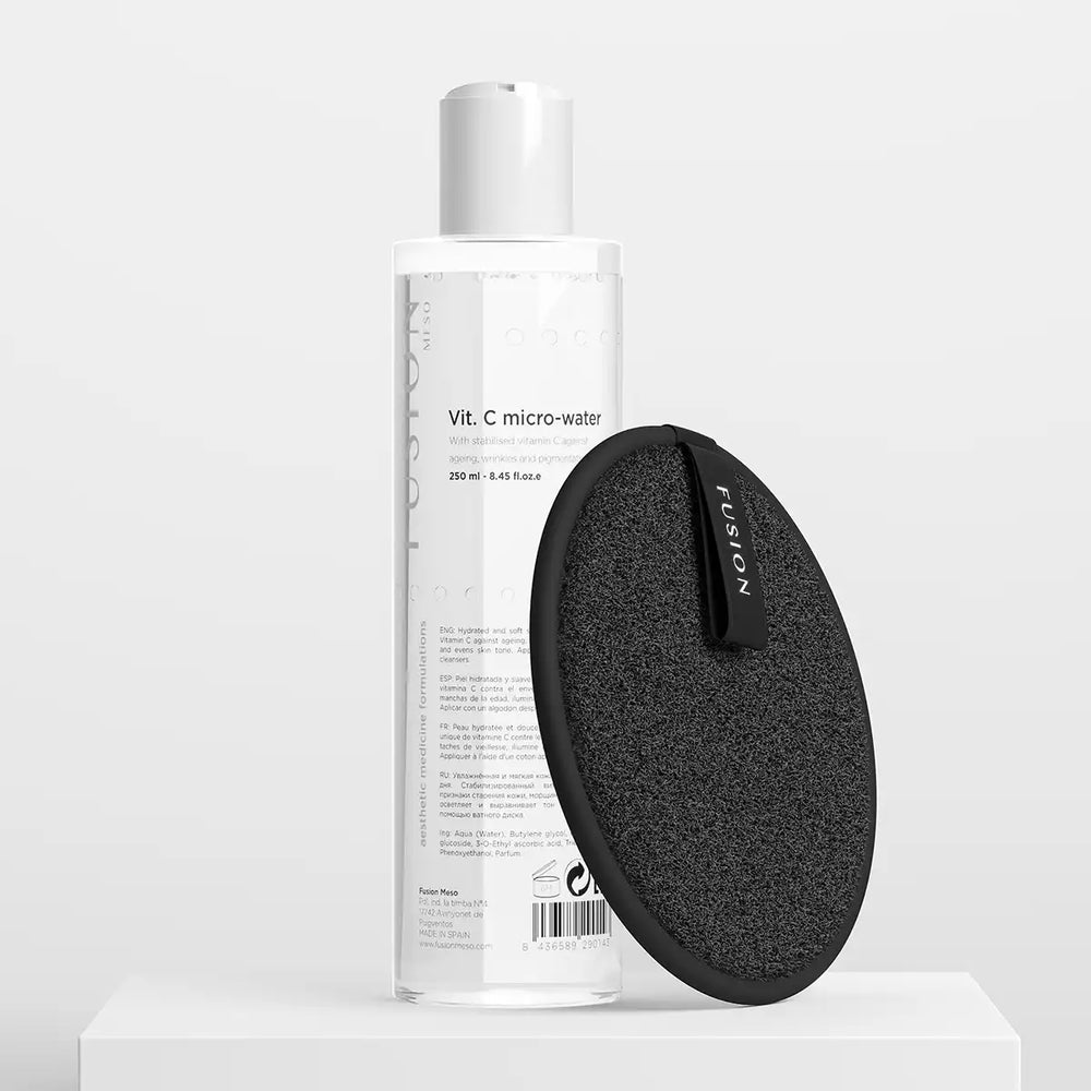 Vit flaska med svart text, stående på ljus bakgrund – ett ansiktsvatten som förbättrar hudens struktur och skyddar mot pigmentfläckar.