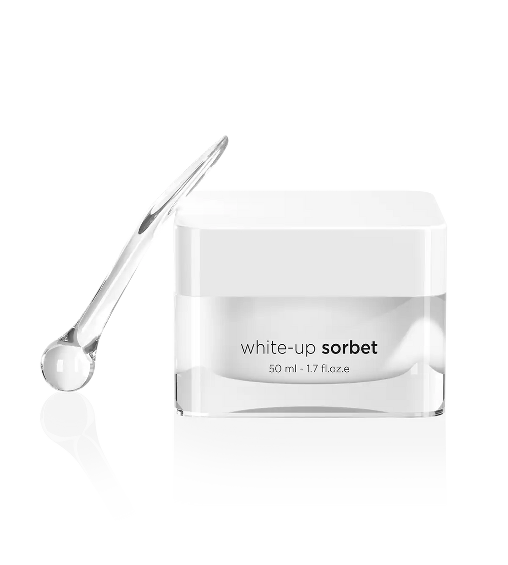 Vit burk med svart text och rund form, stående på ljus bakgrund – pigmentutjämnande ansiktskräm White Up Sorbet