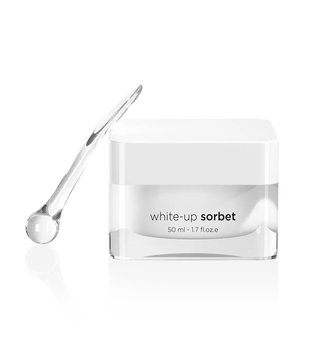 Vit burk med svart text och rund form, stående på ljus bakgrund – pigmentutjämnande ansiktskräm White Up Sorbet
