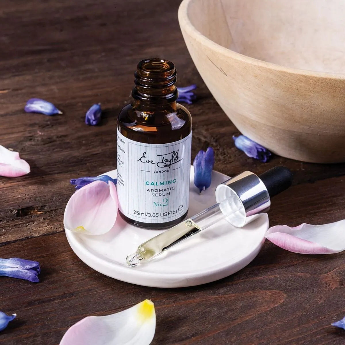 Brun flaska med svart text, stående på ljus bakgrund – ett vårdande och återfuktande serum som ger huden näring och strålande lyster.