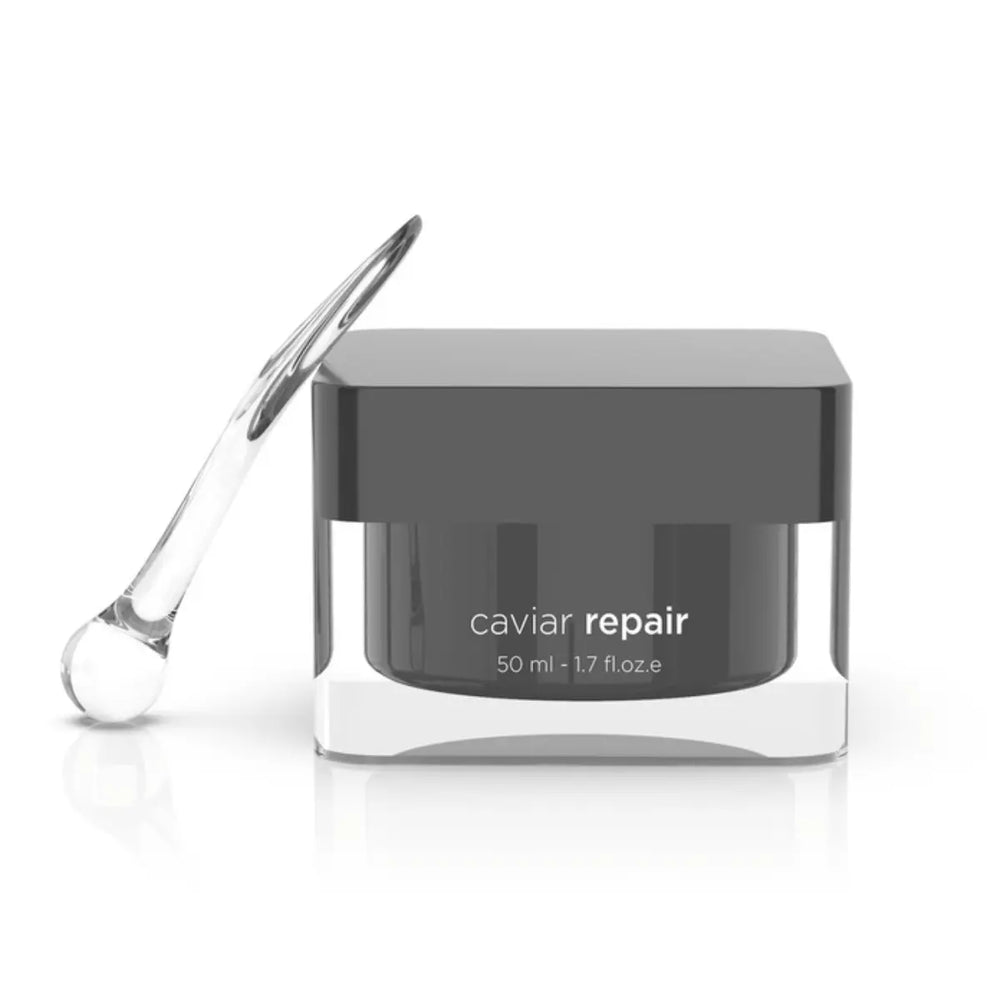 Svart burk med svart text och rund form, stående på ljus bakgrund – ansiktskräm