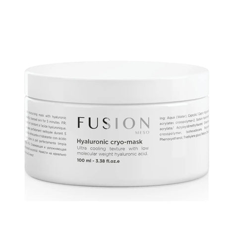 Vit burk med svart text, stående på ljus bakgrund – en ansiktsmask som återfuktar huden och minskar rynkor.