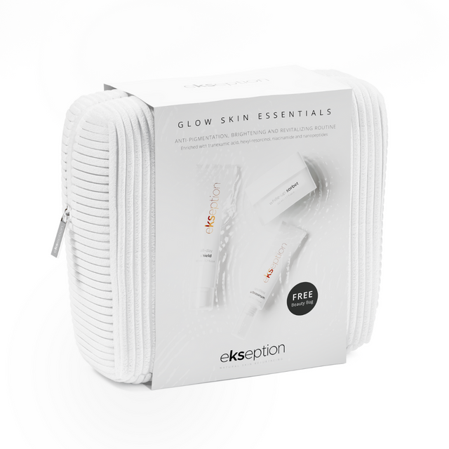 Tre hudvårdsprodukter i vita förpackningar med svart text, arrangerade i ett kit på vit bakgrund – Glow Skin Essentials