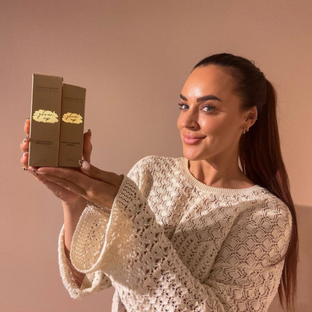 Två kartongprodukter hålls upp av en influencer