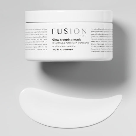 Vit burk med svart text, stående på ljus bakgrund – en nattmask som reducerar rynkor och ger näring till huden.