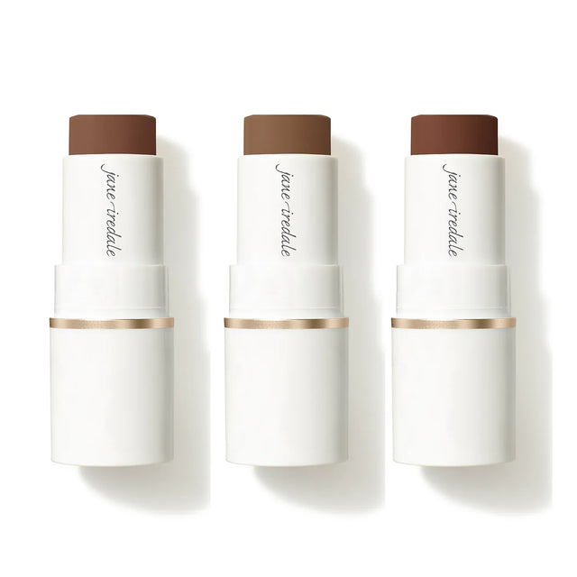 En bronzerstick i minimalistisk design, placerad stående mot en vit bakgrund. Produkten är märkt med produktnamn.