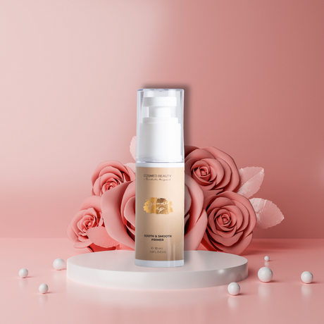 Hvit pumpflaska med svart text, stående på rosa bakgrund – en primer som reglerar talgproduktionen, minskar rodnad och håller sminket på plats hela dagen.