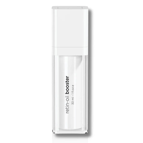 Vit flaska med svart text, stående på ljus bakgrund – en olja som minskar rynkor och mörka fläckar och ger näring åt huden.