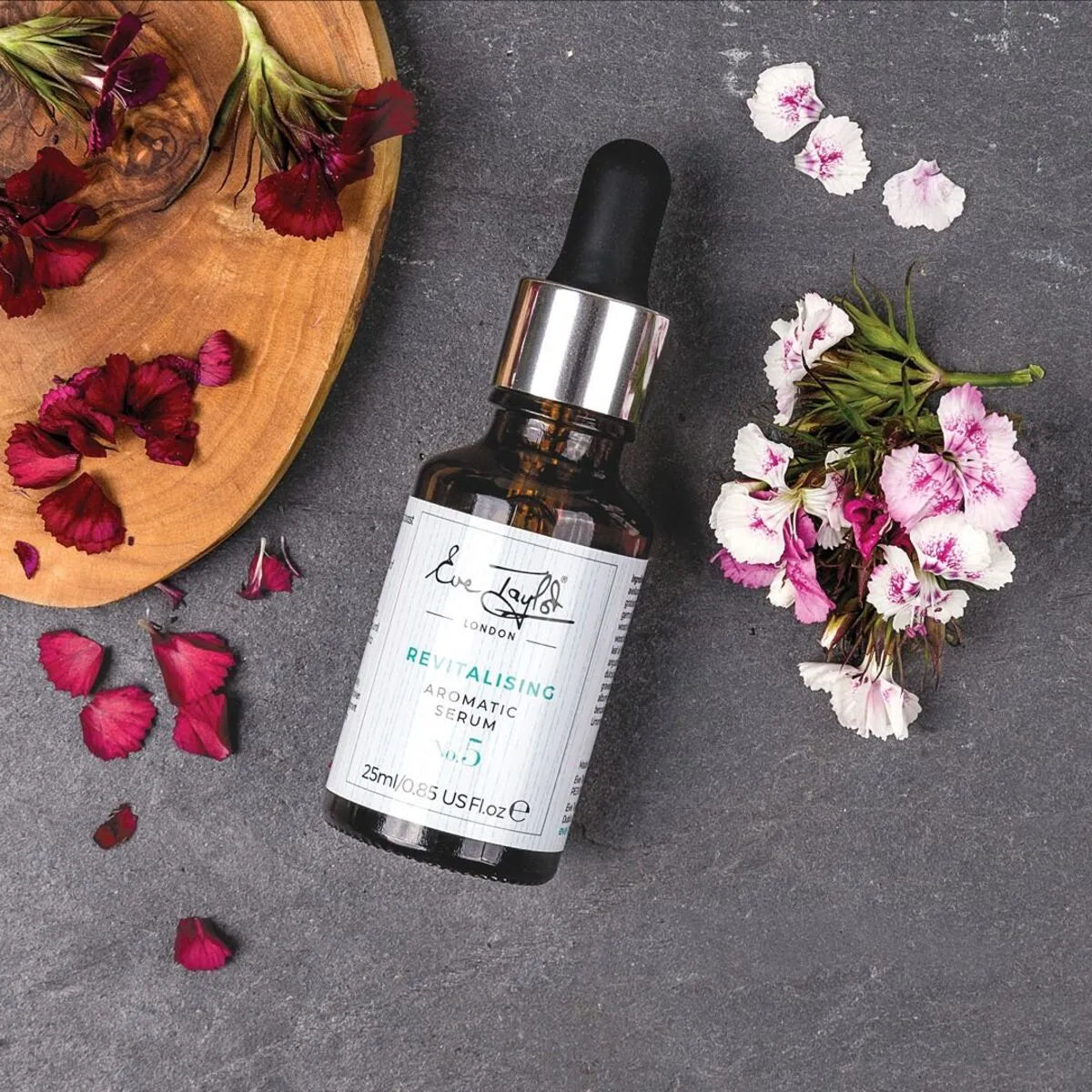 Revitalising Aromatic Serum No.5 kommer i en stilren glasflaska med svart pump och silverkork. Flaskans etikett har en enkel, elegant design med svart text på vit bakgrund. Produkten är avsedd för normal till torr hud och ger lyster, vård och återfuktning.