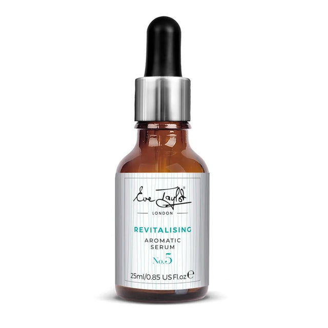 Revitalising Aromatic Serum No.5 visas i en elegant glasflaska med svart pump och silverkork. Flaskans etikett är stilren med svart text på vit bakgrund. Produkten är formulerad för att ge lyster, vårda och återfukta huden, särskilt lämpad för normal till torr hud.