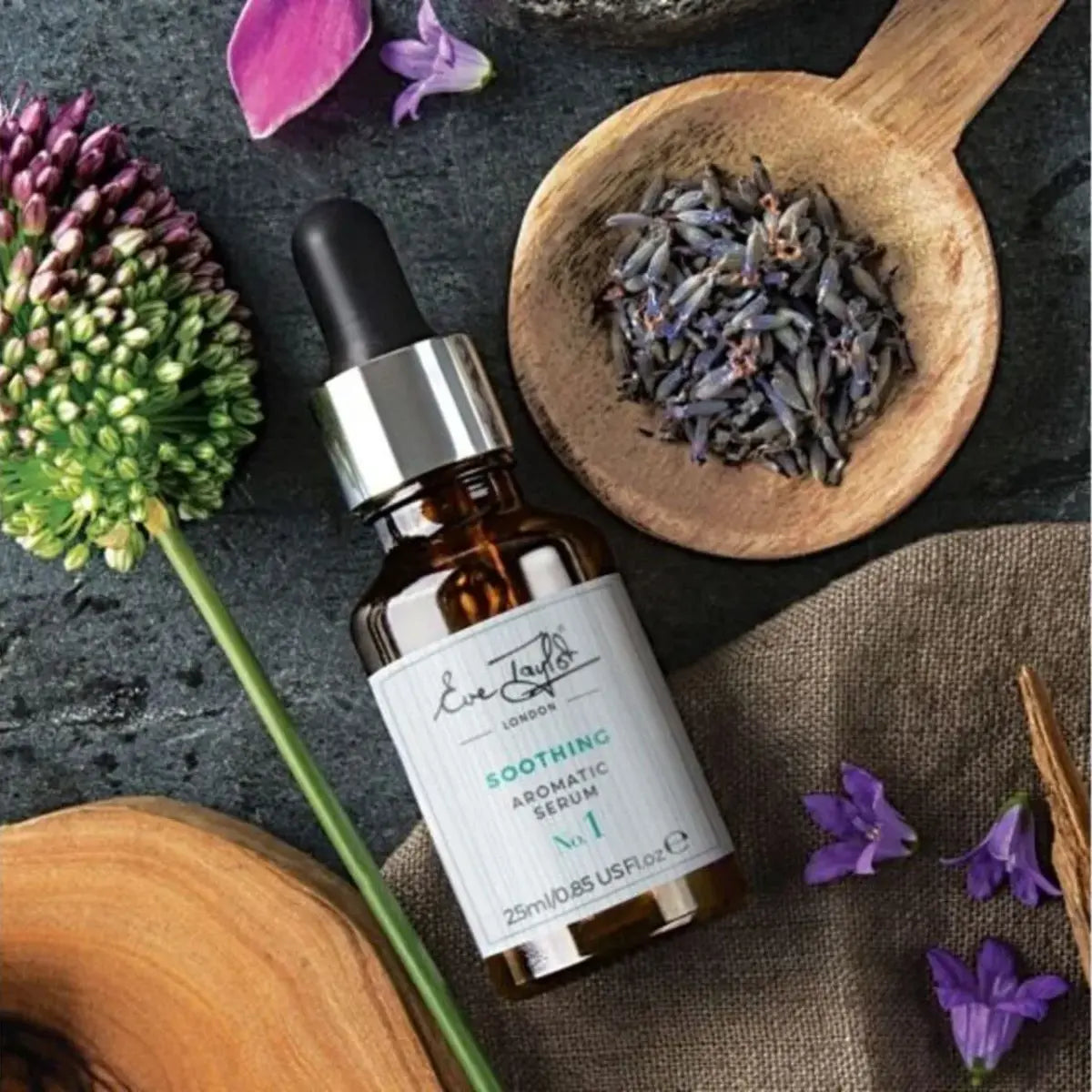 Brun flaska med svart text, stående på ljus bakgrund – ett serum som minskar rodnad och ger huden en känsla av komfort och välmående.