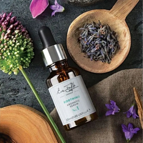 Brun flaska med svart text, stående på ljus bakgrund – ett serum som minskar rodnad och ger huden en känsla av komfort och välmående.