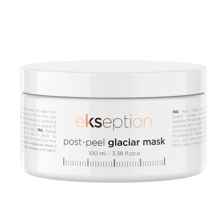 Vit burk med svart text , stående på ljus bakgrund – återfuktande och lugnande mask efter peeling
