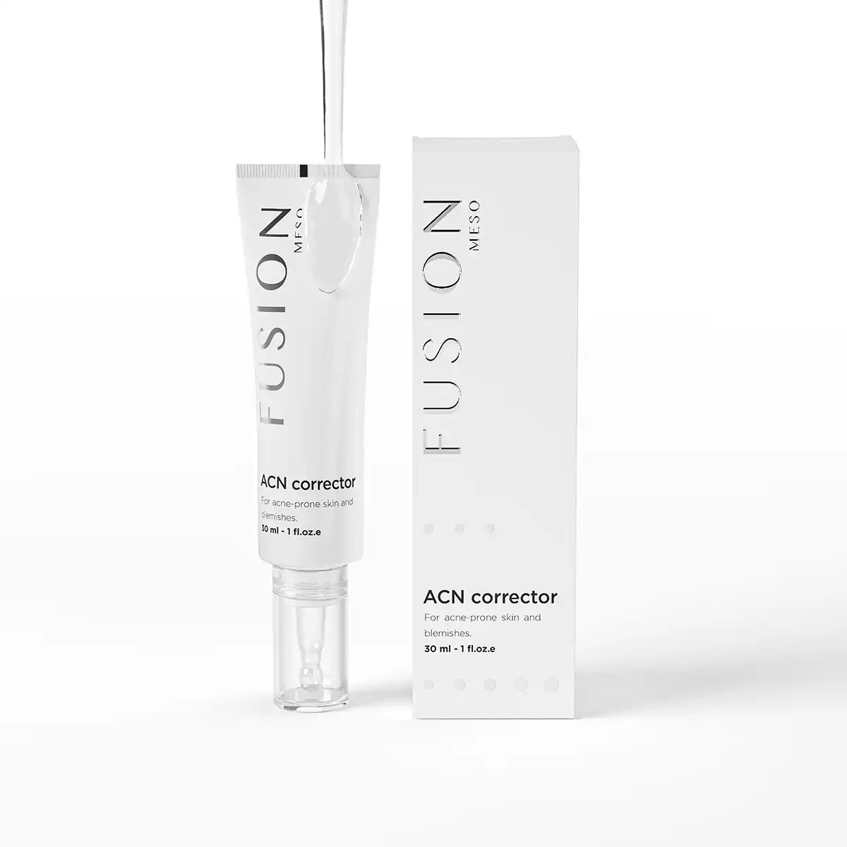 Vit flaska med svart text, stående på ljus bakgrund – ett serum som förbättrar hudtonen och lugnar irritation.