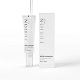 Vit flaska med svart text, stående på ljus bakgrund – ett serum som förbättrar hudtonen och lugnar irritation.