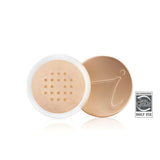 Mineralfoundation löspuder i nyansen Light Beige, vit burk med sil, vit bakgrund.
