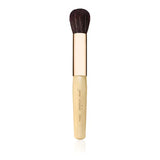 Bild visar en mjuk, kompakt och rundad makeup-borste med tätt sittande strån. Borsten är utformad för att användas tillsammans med bronzers, rouge och highlighters för en jämn och naturlig applicering.