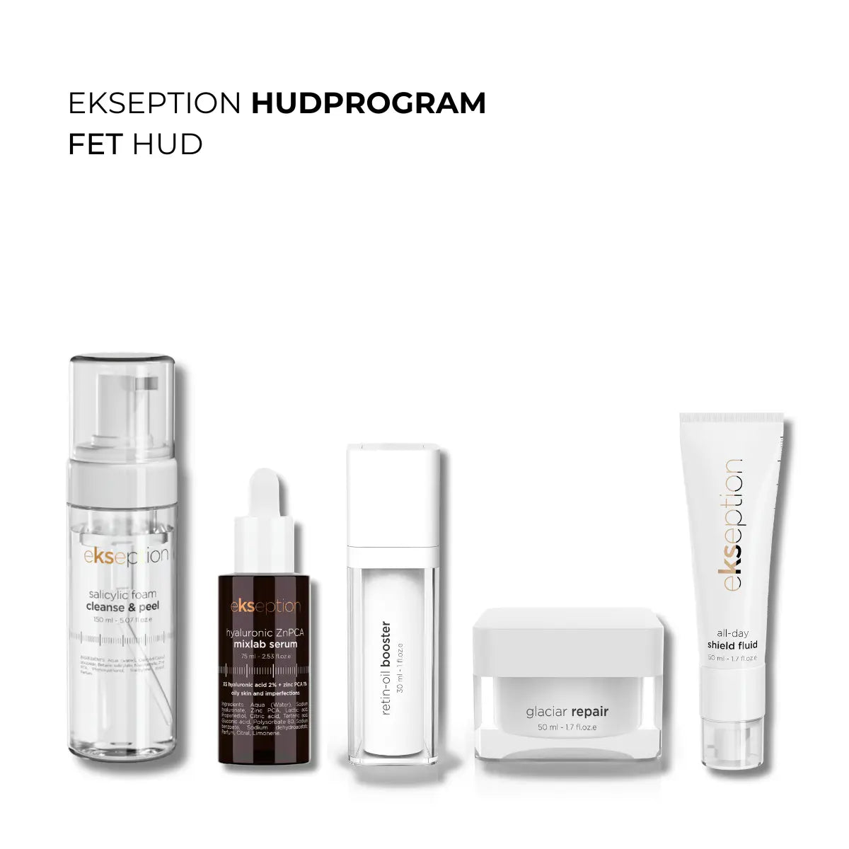 Fem hudvårdsprodukter i vita förpackningar med svart text, uppradade på beige bakgrund – hudprogram för fet hud