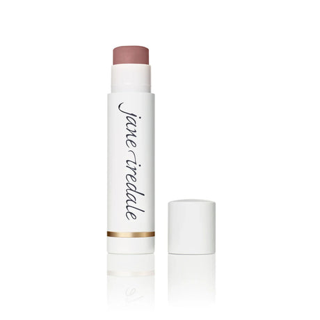 Närbild av LipDrink läppbalsam i nyansen Buff, stående upprätt. Ljus beige nyans med bredspektrum UV-skydd och fuktgivande egenskaper. Produkten förebygger ålderstecken och skyddar läpparna effektivt.