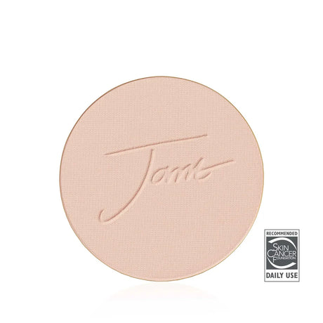 Mineralfoundation refill i nyansen Light Beige, svart dosa med rund pulverprodukt, vit bakgrund.